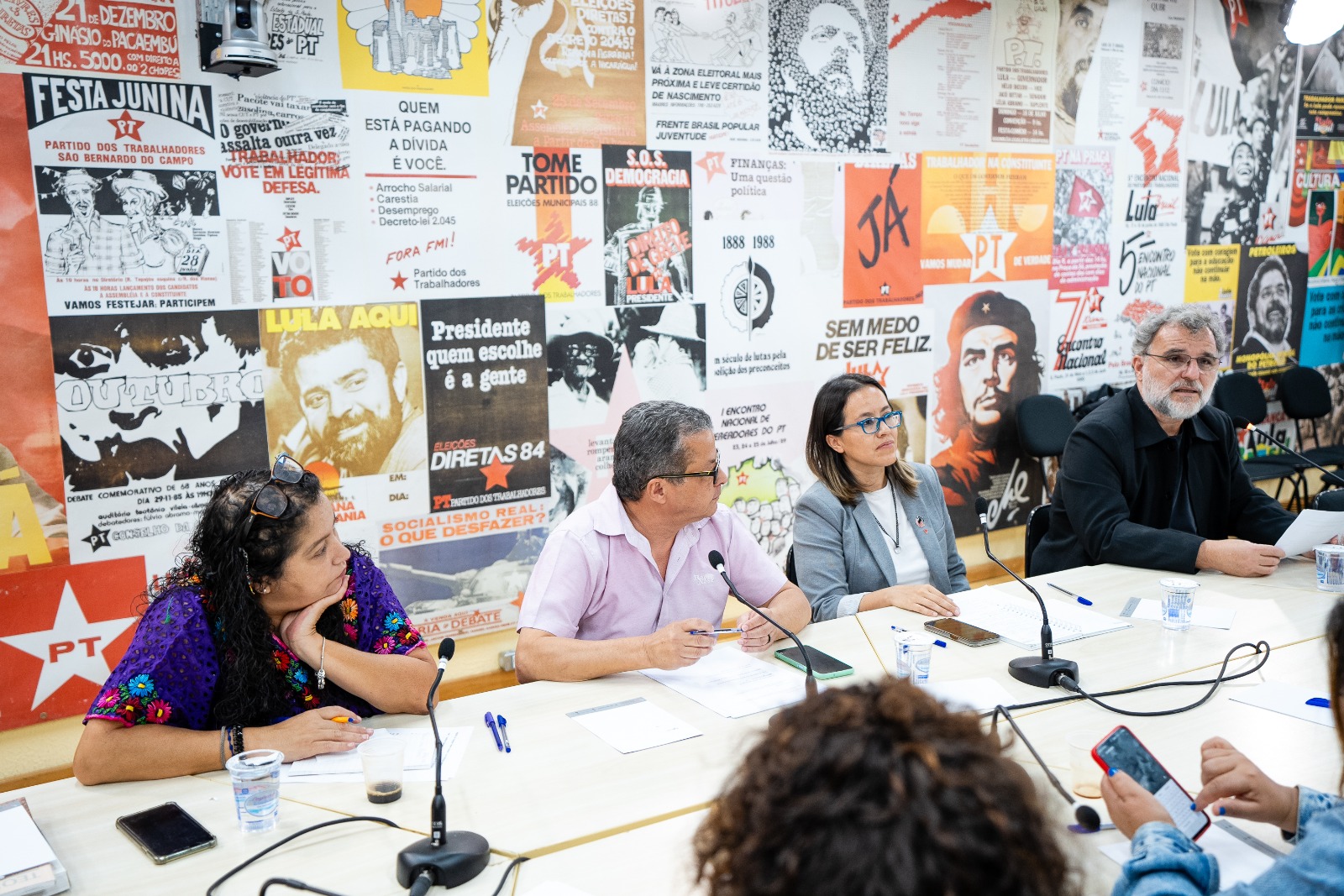 Osvaldir Freitas, diretor da Escola do PT e Valter Pomar, diretor da FPA, foram os mediadores do debate. A iniciativa do encontro foi do  núcleo de cooperação internacional da Fundação Perseu Abramo, dirigido pelo companheiro Pomar.